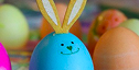 imagem de ovo de páscoa com decoração de coelho